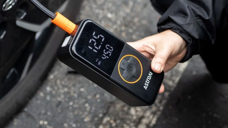 Pick Up This Cheap $23 Cordless Tire Inflator and Air Compressor for Emergencies
