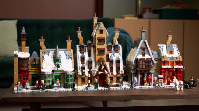 The New LEGO Hogsmeade Village Set Comes With Three Free Harry Potter Gifts for a Limited Time