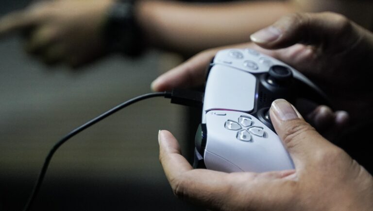 PS5 Sales Decline, but It’s Not Far Behind PS4 and It Even Outsold Nintendo Switch 2 During the Holiday Quarter