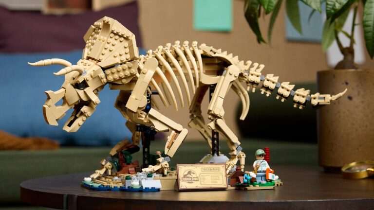 We Build the LEGO Jurassic Park Triceratops Fossil Set, an Impressively Realistic Skeleton