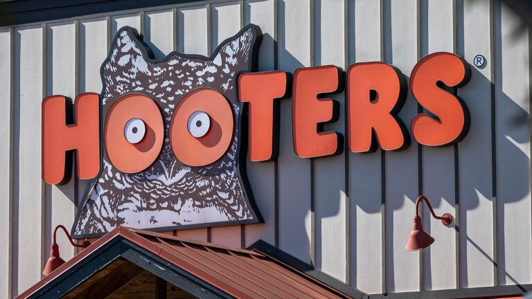 The Founders of Hooters Are Making a Buddy-Comedy Movie About the Restaurant Chain’s Origin Story